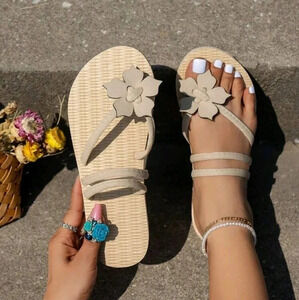 Women Sweet And Simple Floral Clip Toe Flat Slippers, Beige Plush And Bamboo